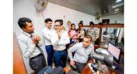 මෝටර් රථ දෙපාර්තමේන්තුවේ වේරහැර ශාඛාවට ගිය පිරිස..